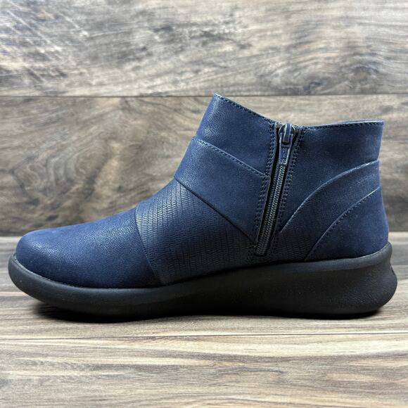 NIB Clarks Cloudsteppers Sillian 2.0 Rise 7M Navy Comfort Booties Ankle Boots - Picture 5 of 10